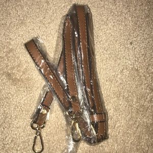 Removable shoulder/cross body strap